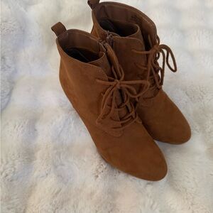 Forever 21 Tan Faux Suede Vintage Y2K JLO Lace Up Bootie Chunky Heels size 7